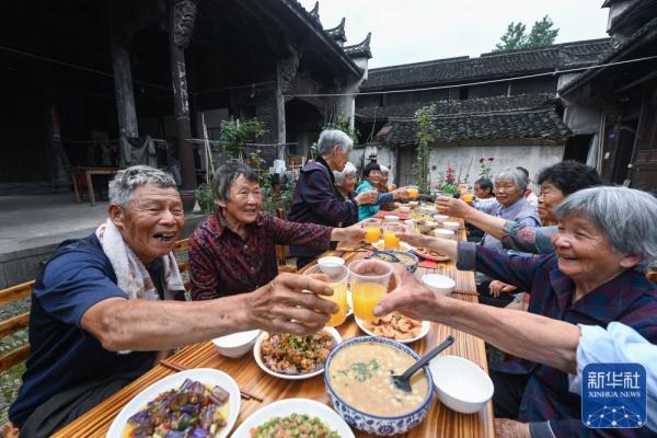 古村落里的敬老宴 古村落里的敬老宴