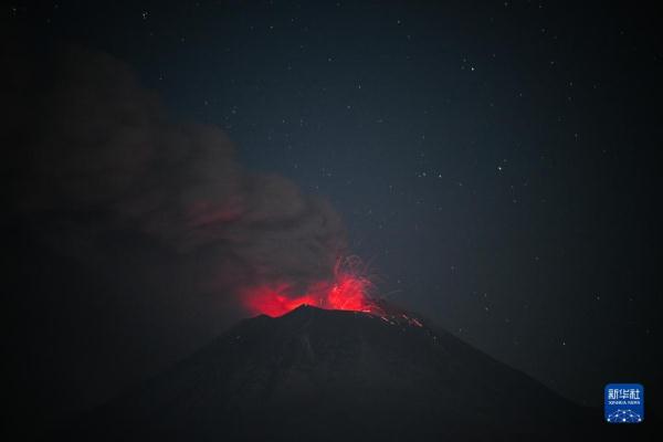 墨西哥波波卡特佩特火山持续活跃