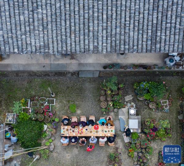 古村落里的敬老宴 古村落里的敬老宴