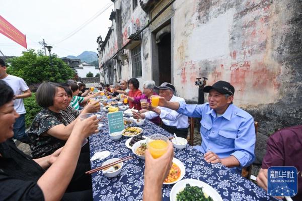 古村落里的敬老宴 古村落里的敬老宴
