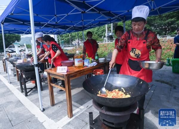 古村落里的敬老宴 古村落里的敬老宴