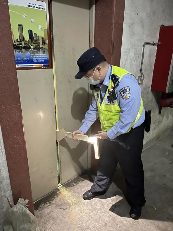 惊险!电梯突发故障 8名群众被困 惊险!电梯突发故障 8名群众被困