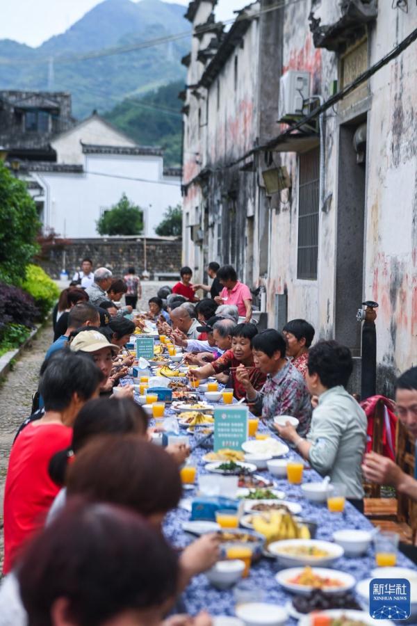 古村落里的敬老宴 古村落里的敬老宴