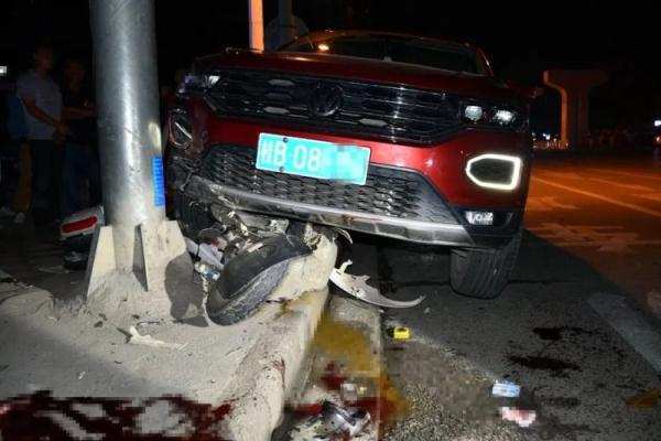 教训惨痛！柳州一电动车深夜被小车撞散架，两方司机涉嫌……