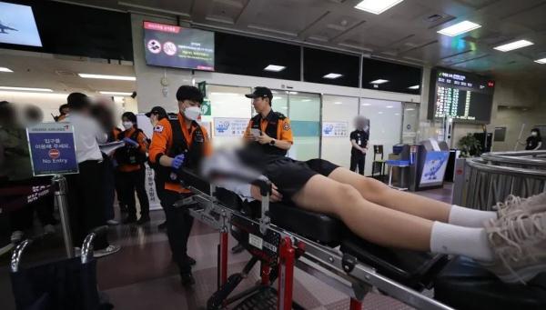 客机飞行中舱门突然打开!有乘客晕倒 客机飞行中舱门突然打开!有乘客晕倒