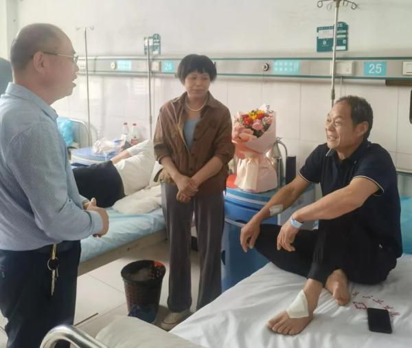 抱40斤石头跳池塘砸窗救人!这位山东大爷,牛! 抱40斤石头跳池塘砸窗救人!这位山东大爷,牛!