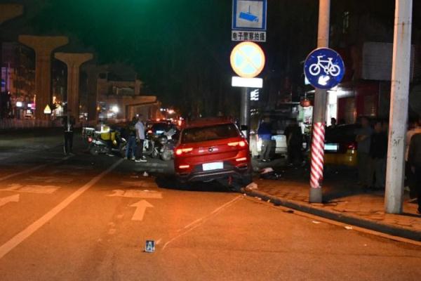 教训惨痛！柳州一电动车深夜被小车撞散架，两方司机涉嫌……