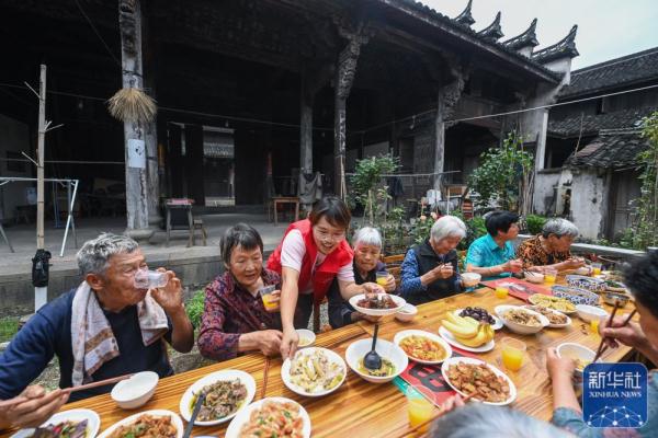 古村落里的敬老宴 古村落里的敬老宴
