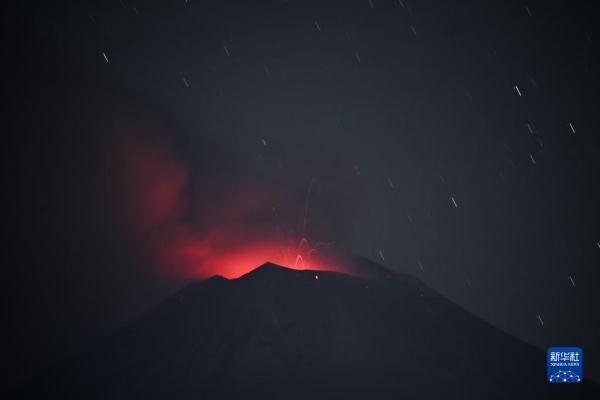 墨西哥波波卡特佩特火山持续活跃