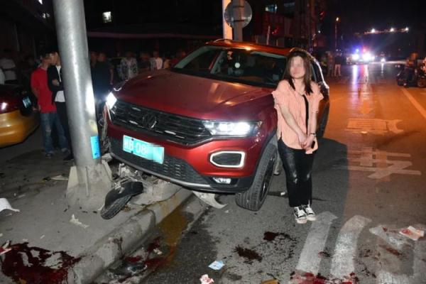 教训惨痛！柳州一电动车深夜被小车撞散架，两方司机涉嫌……