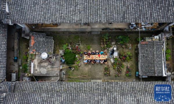 古村落里的敬老宴 古村落里的敬老宴