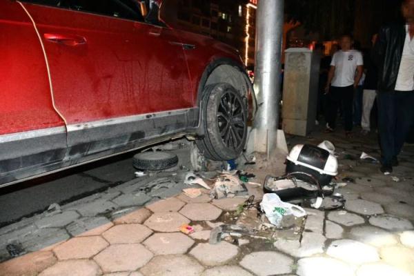 教训惨痛！柳州一电动车深夜被小车撞散架，两方司机涉嫌……