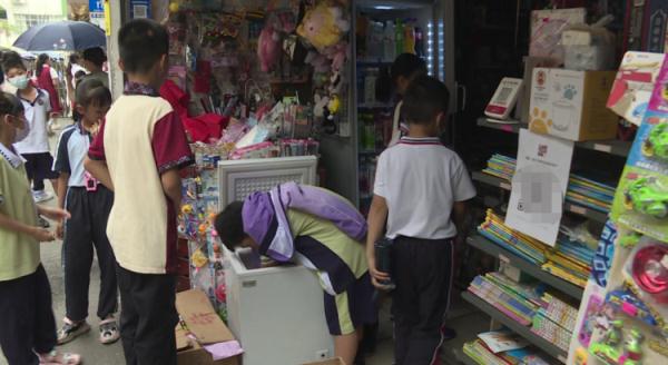 南宁一文具店向小学生出租手机，家长们怒了