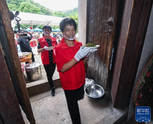 古村落里的敬老宴 古村落里的敬老宴