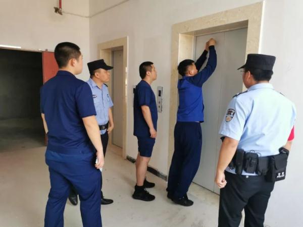 20分钟，跑遍8部电梯……老人被困电梯，警察及时救援