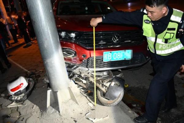 教训惨痛！柳州一电动车深夜被小车撞散架，两方司机涉嫌……