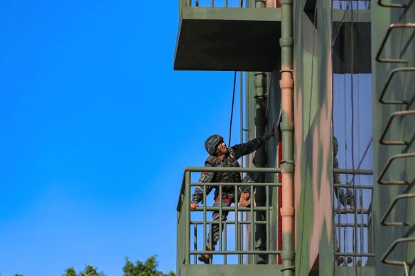 热血练兵场|武警特战队员开展多课目训练 提升遂行任务能力 热血练兵场|武警特战队员开展多课目训练 提升遂行任务能力