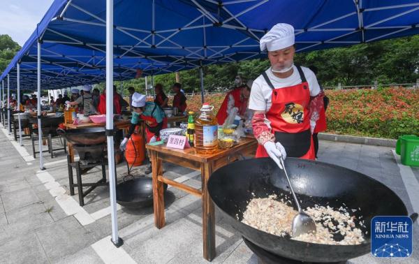 古村落里的敬老宴 古村落里的敬老宴