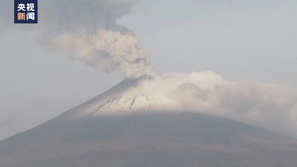 墨西哥波波卡特佩特火山持续高度活跃 当地居民：屋顶都在颤抖