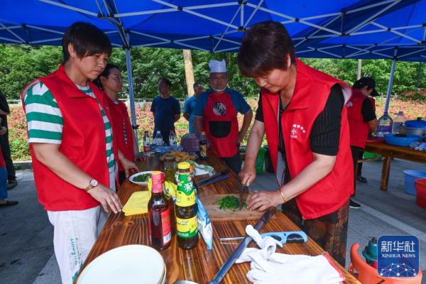 古村落里的敬老宴 古村落里的敬老宴