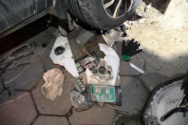 教训惨痛！柳州一电动车深夜被小车撞散架，两方司机涉嫌……