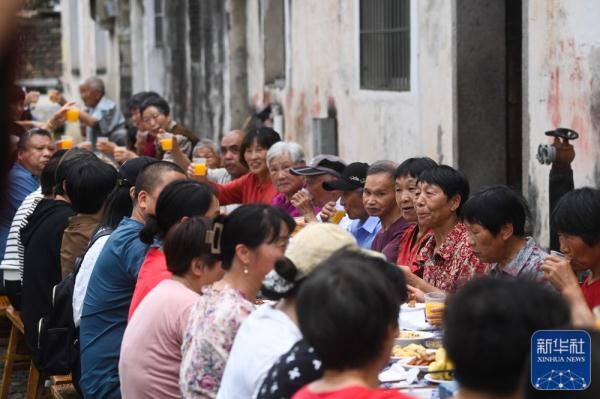 古村落里的敬老宴 古村落里的敬老宴