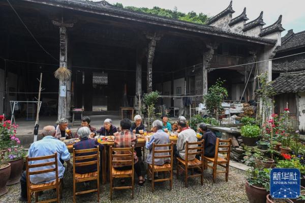 古村落里的敬老宴 古村落里的敬老宴