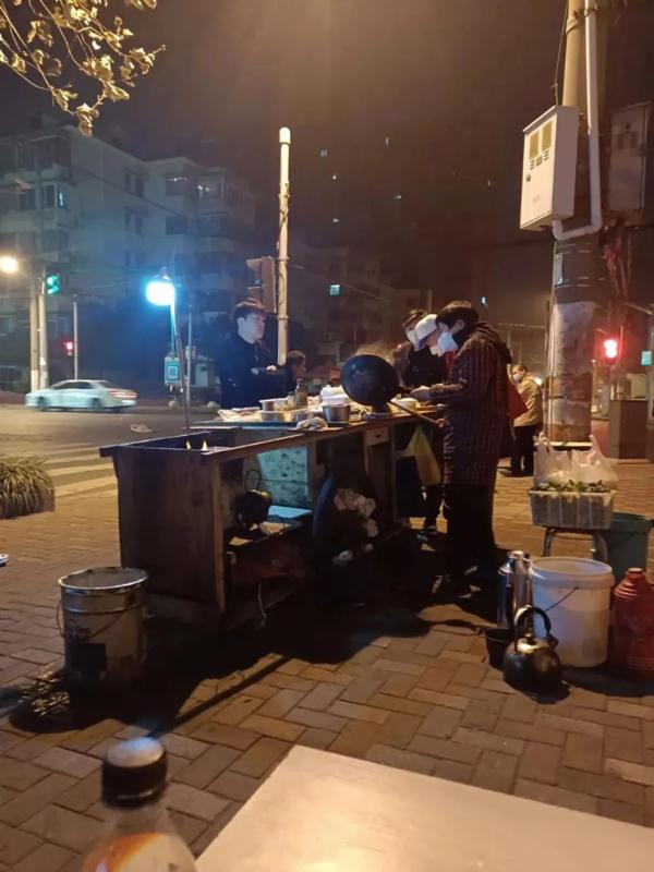 路边摆摊：热闹与辗转的四十年