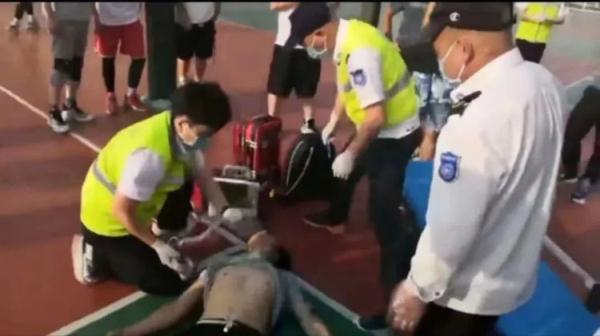惊险！篮球场上突发心脏骤停，3名医生放下篮球立即投入抢救