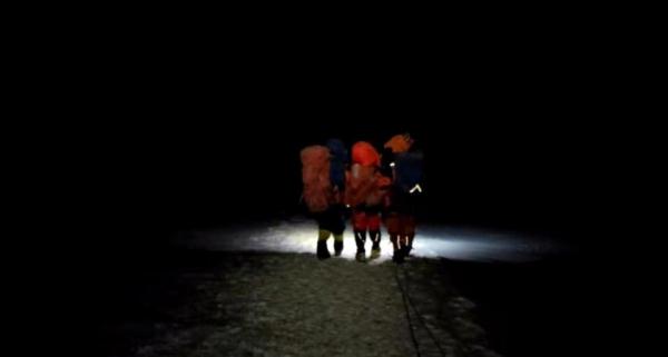 站上人性之巅！距峰顶不到四百米，湖南登山队队员为救人放弃登顶