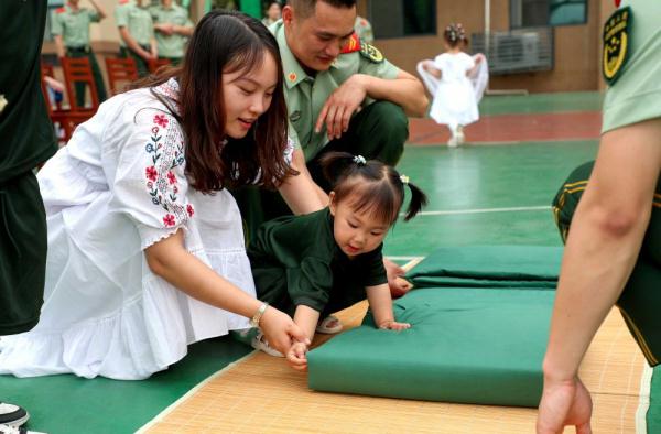 萌娃进军营丨这个“六一”,我和爸爸当战友! 萌娃进军营丨这个“六一”,我和爸爸当战友!