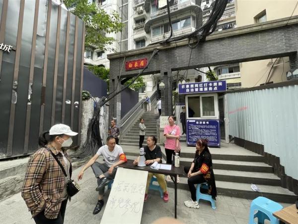 居民小区成网红打卡地,一天挤进两三万游客…… 居民小区成网红打卡地,一天挤进两三万游客……