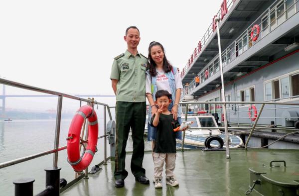 萌娃进军营丨这个“六一”,我和爸爸当战友! 萌娃进军营丨这个“六一”,我和爸爸当战友!