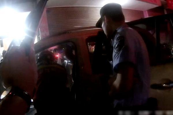 警惕“蛇出没”！民警消防联手上演捕蛇记