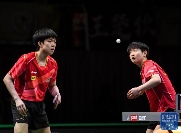 世乒赛：王楚钦/孙颖莎捧起混双奖杯