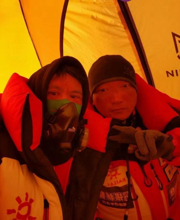 站上人性之巅！距峰顶不到四百米，湖南登山队队员为救人放弃登顶