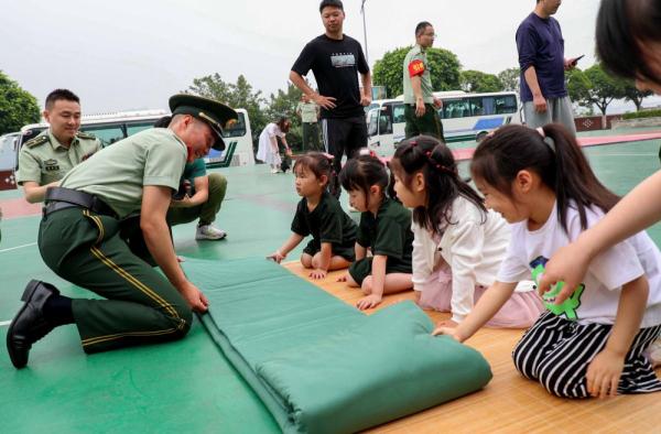 萌娃进军营丨这个“六一”,我和爸爸当战友! 萌娃进军营丨这个“六一”,我和爸爸当战友!