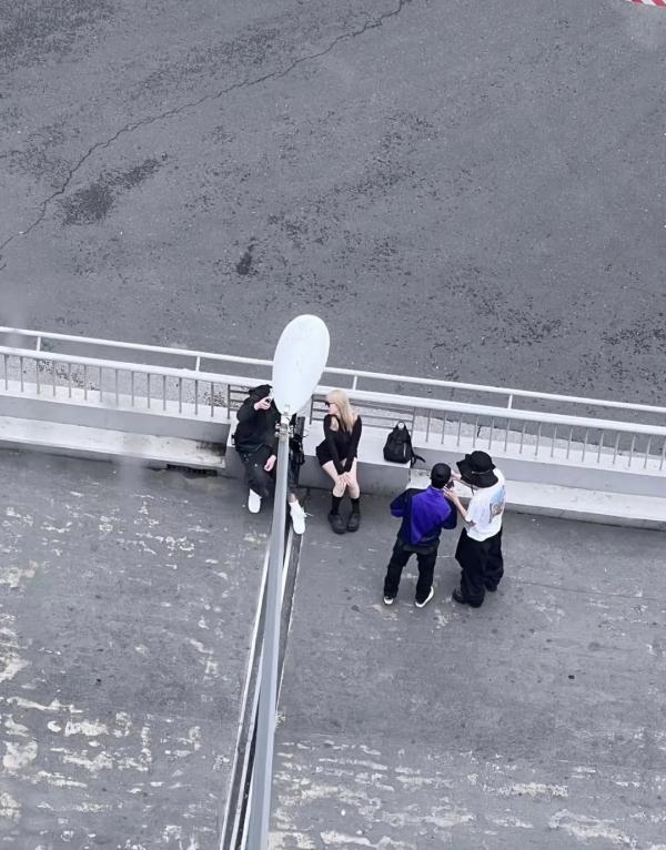 “桥丑了人没少”,网红桥挂上横幅后 “桥丑了人没少”,网红桥挂上横幅后