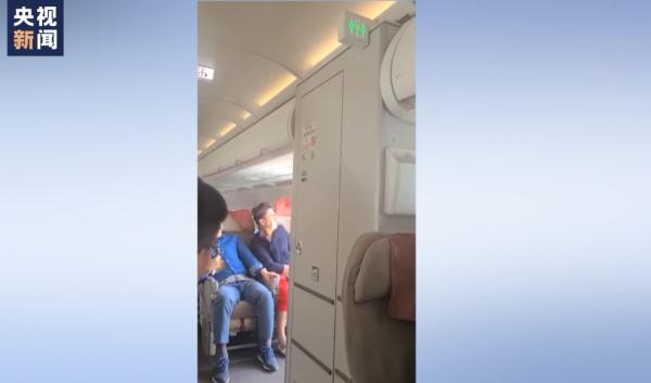 突发!客机舱门飞行途中打开,多人呼吸困难,警方最新回应 突发!客机舱门飞行途中打开,多人呼吸困难,警方最新回应