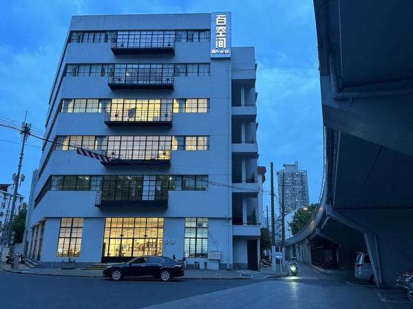 “桥丑了人没少”,网红桥挂上横幅后 “桥丑了人没少”,网红桥挂上横幅后