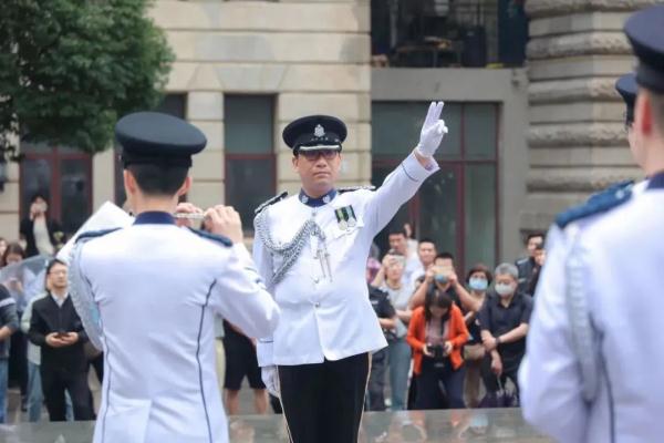 帅! 香港阿sir武汉街头演奏 帅! 香港阿sir武汉街头演奏