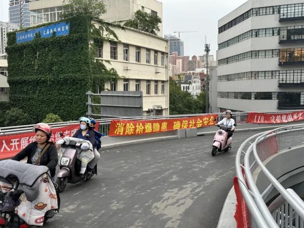 “桥丑了人没少”,网红桥挂上横幅后 “桥丑了人没少”,网红桥挂上横幅后