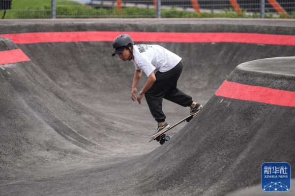 在世界最大泵道公园 感受极限运动魅力