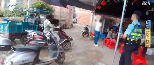 南宁一男子拿着钱，找上派出所……