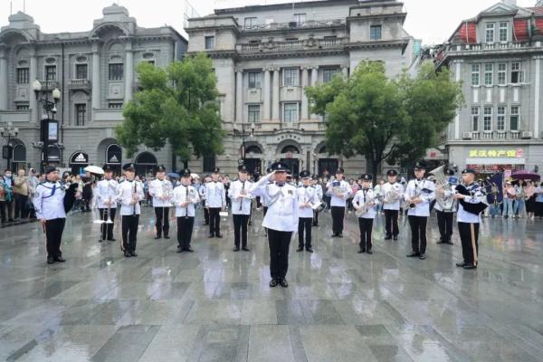 帅! 香港阿sir武汉街头演奏 帅! 香港阿sir武汉街头演奏