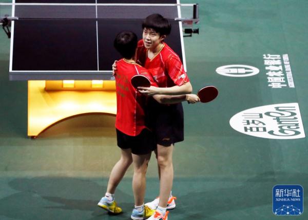 世乒赛：王楚钦/孙颖莎捧起混双奖杯