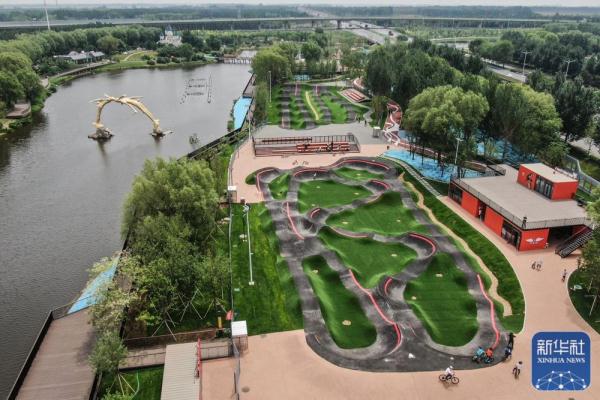 在世界最大泵道公园 感受极限运动魅力