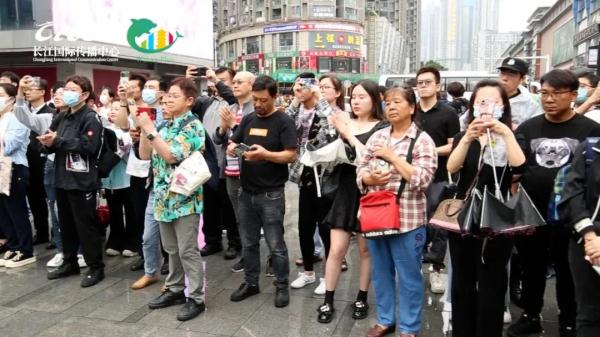 帅! 香港阿sir武汉街头演奏 帅! 香港阿sir武汉街头演奏