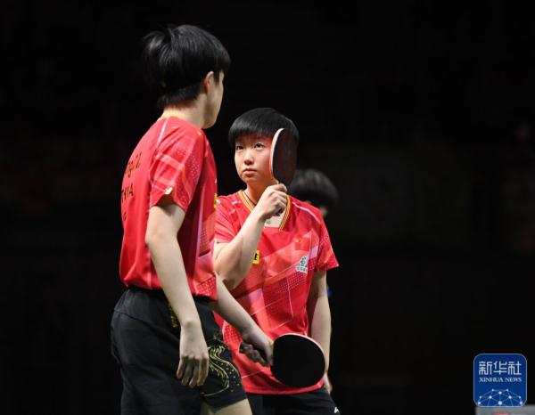 世乒赛：王楚钦/孙颖莎捧起混双奖杯