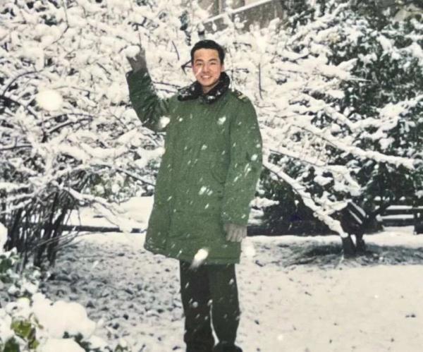 凌晨12点半，街头这一幕，“中国好小伙”太暖心